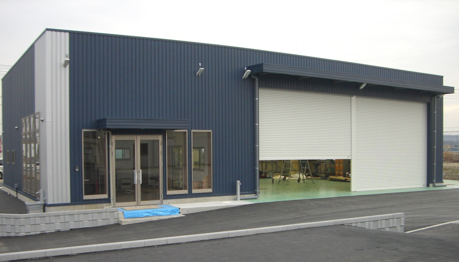 自動車修理工場兼店舗の施工写真