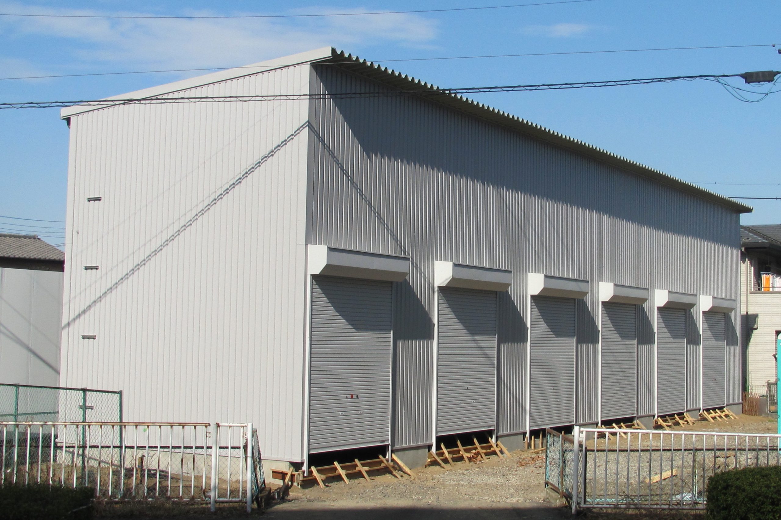 軽量鉄骨プレハブ倉庫の施工写真